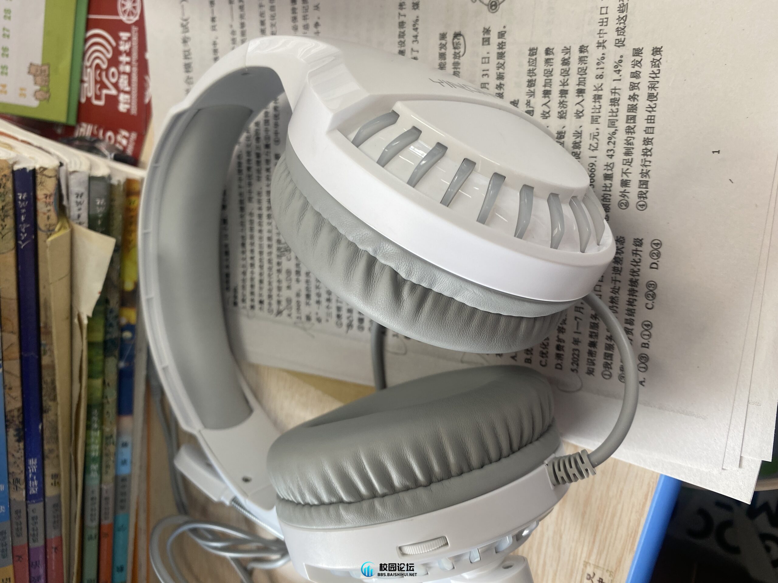 出耳机 - 校园论坛