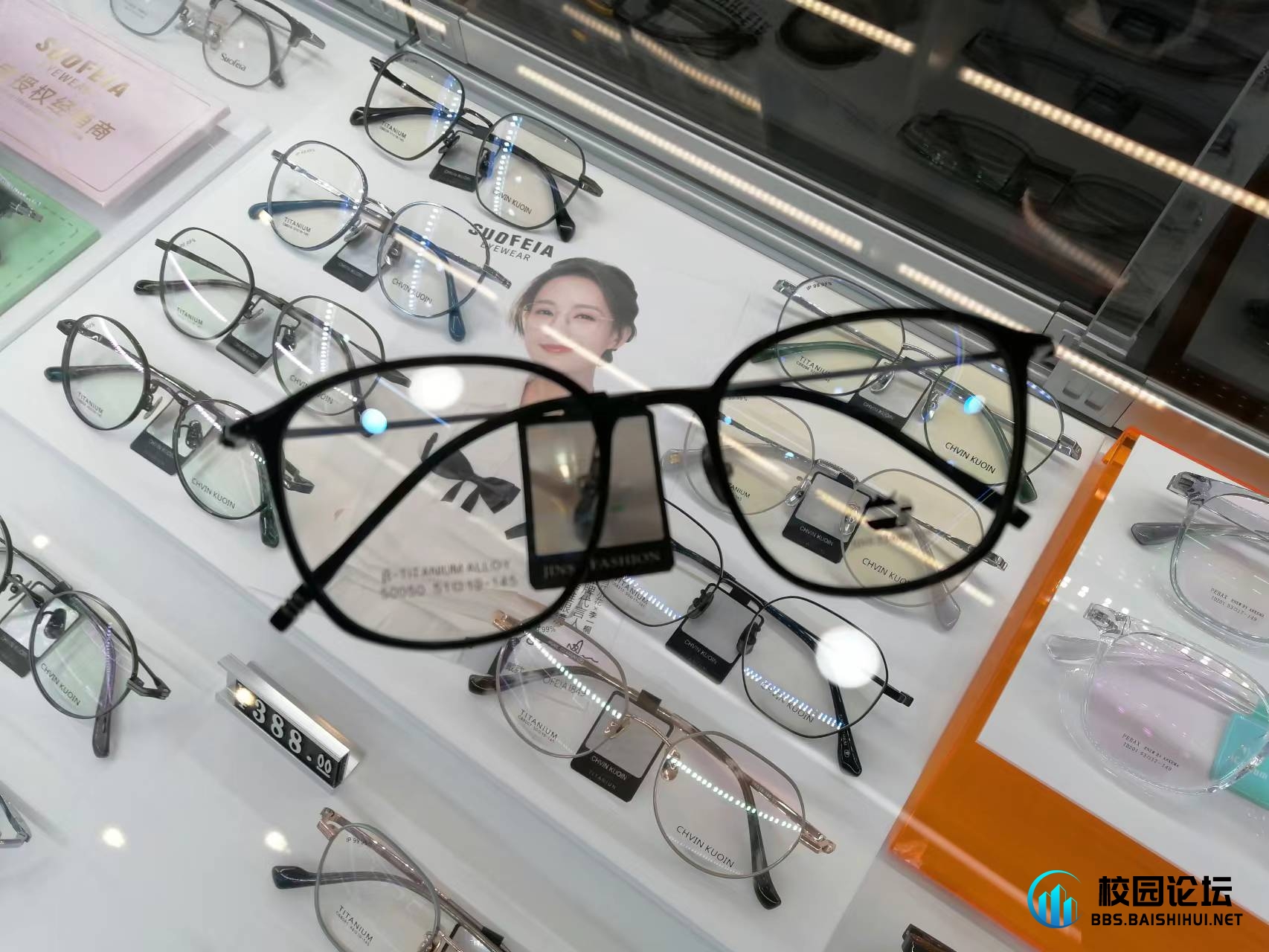 哪个同学拿错了礼服，口袋有眼镜啊！ - 校园论坛