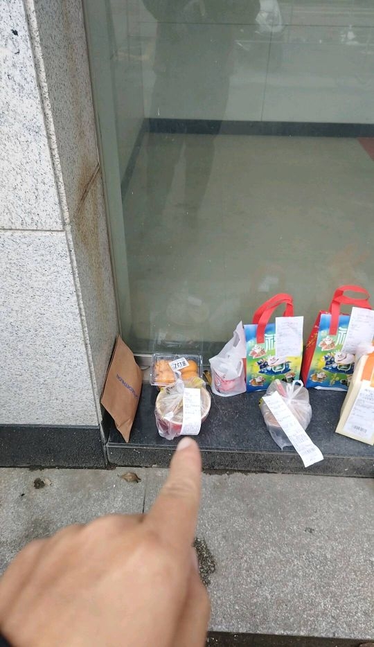 偷外卖的是剑人16点03分偷俺花甲粉连隔壁妹子的护上阿姨都偷 - 校园论坛