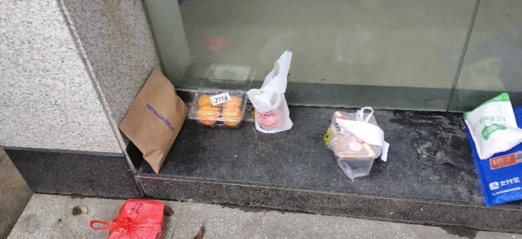 偷外卖的是剑人16点03分偷俺花甲粉连隔壁妹子的护上阿姨都偷 - 校园论坛