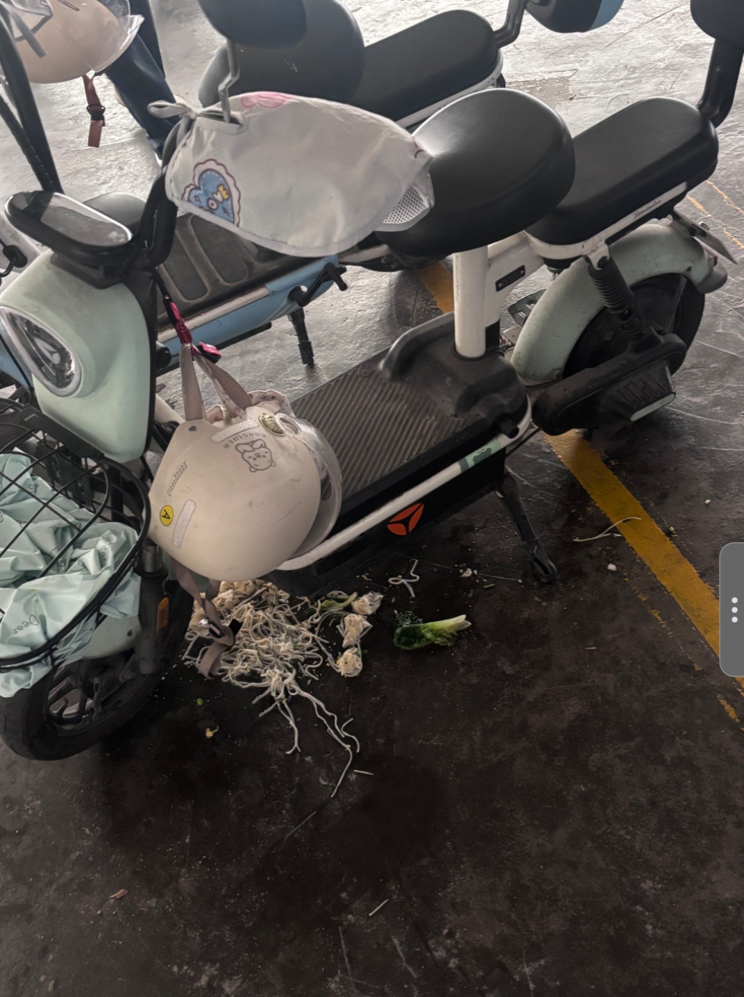 谁的早餐洒在车旁边了？ - 校园论坛